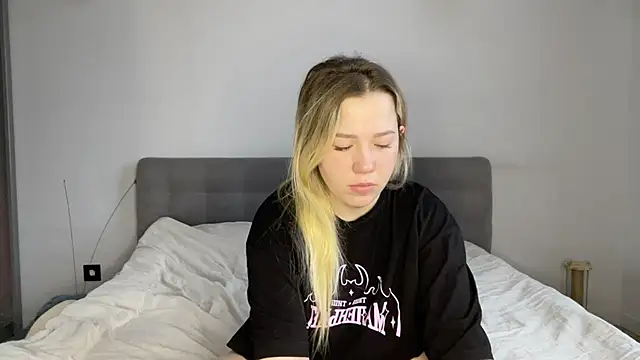 Embersweetbunny online show from 01-13-26, 07:45