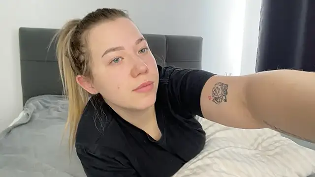 Embersweetbunny online show from 02-19-25, 08:22