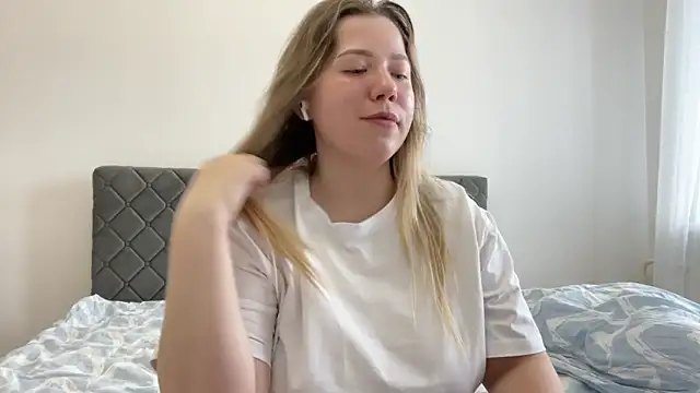 Embersweetbunny online show from 03-18-25, 12:50