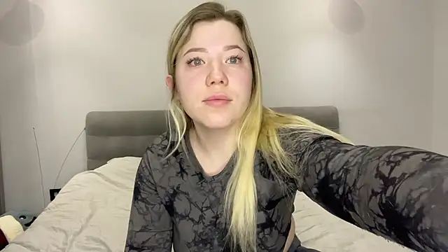 Embersweetbunny online show from 01-10-26, 05:14