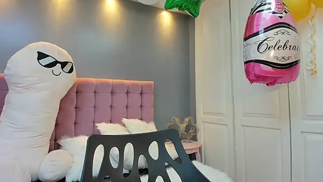 Snapshot of IssadoraJames chatting on 10-05-25, 02:30 IssadoraJames online show from 10-05-25, 02:30