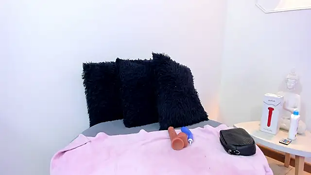 Lizzie Williams  online show from 01-12-26, 03:24