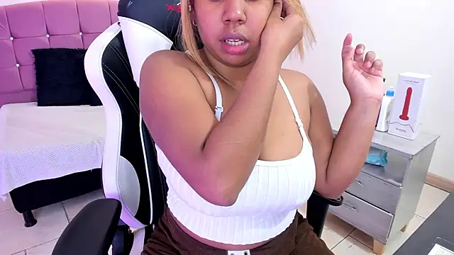 Lizzie Williams  online show from 04-10-26, 03:24