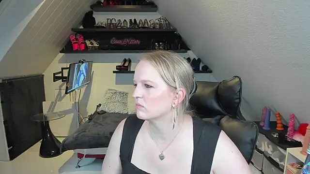 caro kitten online show from 04-13-26, 07:34