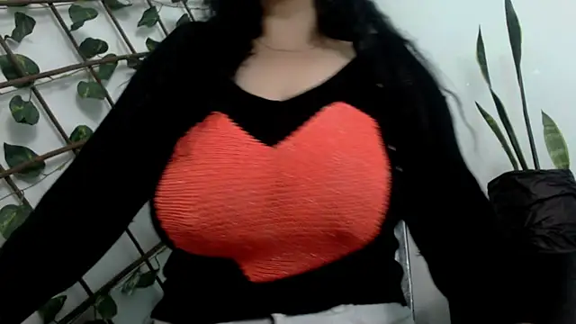 Snapshot of Donniia chatting on 01-12-25, 01:05 Donniia online show from 01-12-25, 01:05