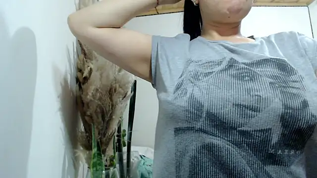 Donniia online show from 05-08-26, 01:31