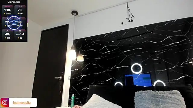 LIZ HOLMES online show from 03-18-25, 10:28