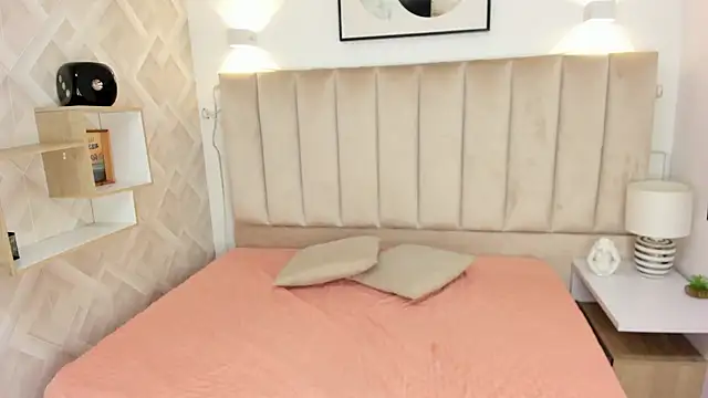 Anniie Queen online show from 12-18-25, 03:11