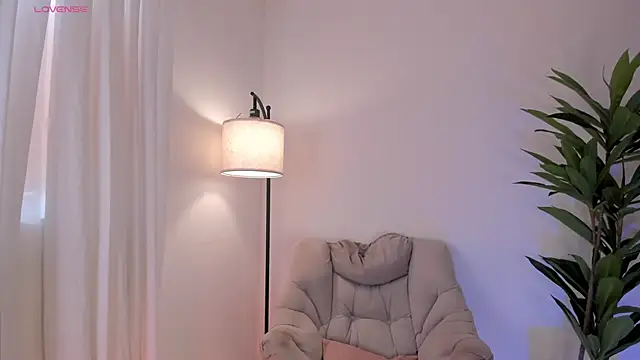 Mia love   online show from 11-28-25, 04:07