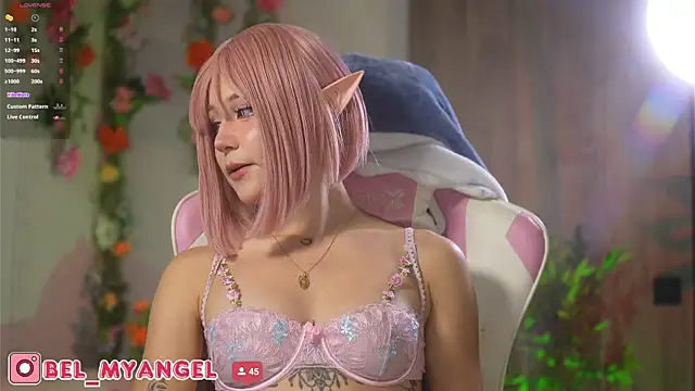 Snapshot of Bella-Franco chatting on 10-28-25, 03:44 Bella-Franco online show from 10-28-25, 03:44