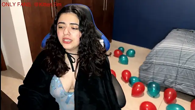 Snapshot of Ales_Kitten chatting on 02-14-25, 03:54 Ales Kitten online show from 02-14-25, 03:54