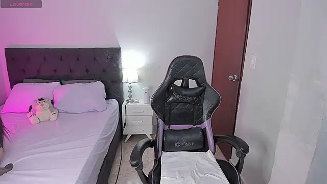 evelyn 23 online show from 10-22-25, 02:49