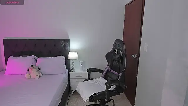 evelyn 23 online show from 10-21-25, 02:27