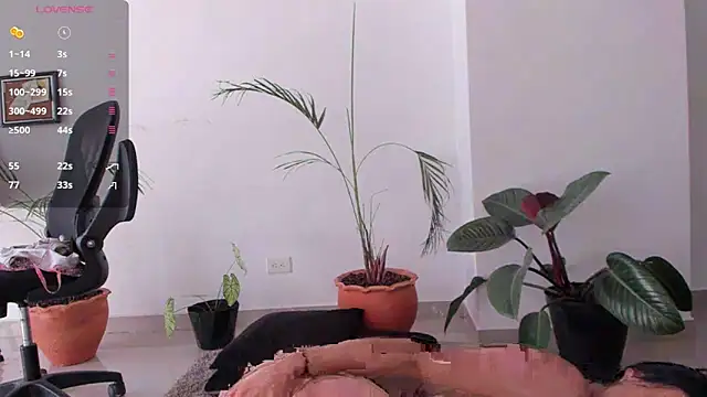 Snapshot of AnaHenao chatting on 12-20-25, 02:20 AnaHenao online show from 12-20-25, 02:20