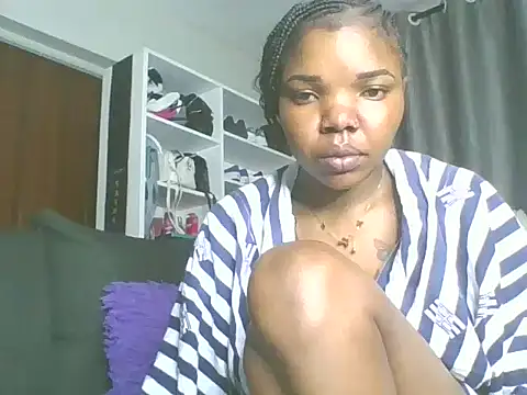 Snapshot of sweet_bigclit chatting on 10-15-25, 05:17 sweet bigclit online show from 10-15-25, 05:17
