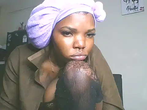 Snapshot of sweet_bigclit chatting on 04-18-26, 07:40 sweet bigclit online show from 04-18-26, 07:40