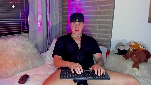 liam oficial02 online show from 12-21-25, 04:03