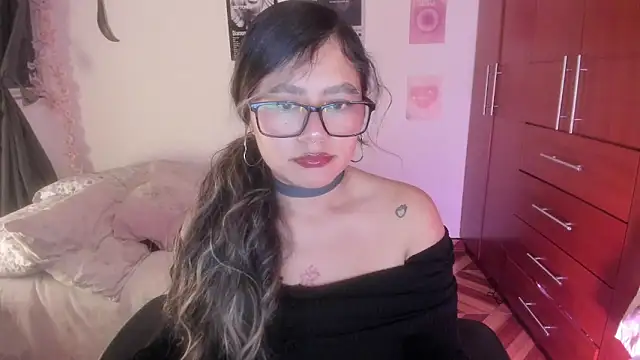 StephaniFox online show from 12-19-25, 01:42