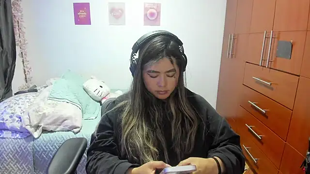 StephaniFox online show from 10-20-25, 04:14