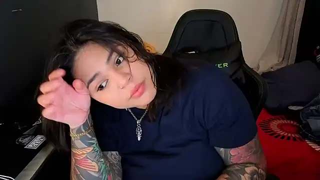 Snapshot of miacanela_xo chatting on 04-22-26, 11:33 miacanela xo online show from 04-22-26, 11:33