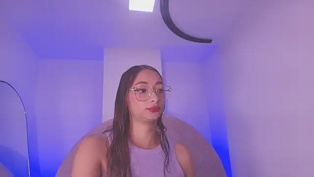 Snapshot of vale_ross_ chatting on 04-21-26, 03:02 vale ross online show from 04-21-26, 03:02