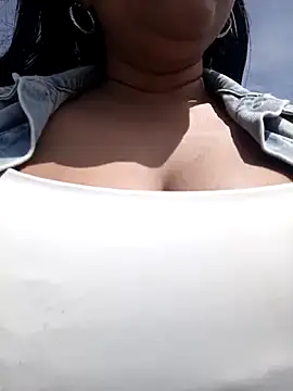 Snapshot of Julieta-tits chatting on 04-18-26, 06:10 Julieta-tits online show from 04-18-26, 06:10