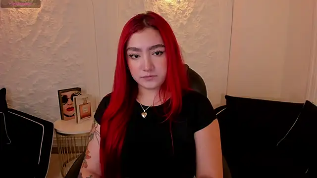 Snapshot of ViolettCastel chatting on 10-15-25, 07:00 ViolettCastel online show from 10-15-25, 07:00
