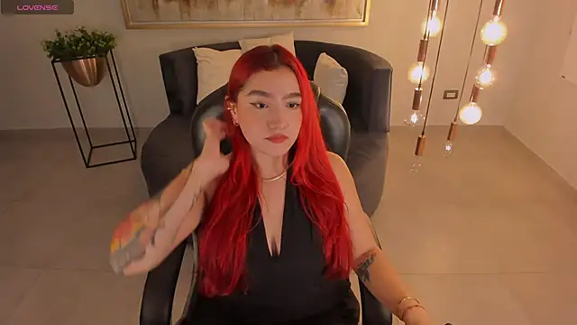 Snapshot of ViolettCastel chatting on 10-19-25, 06:21 ViolettCastel online show from 10-19-25, 06:21