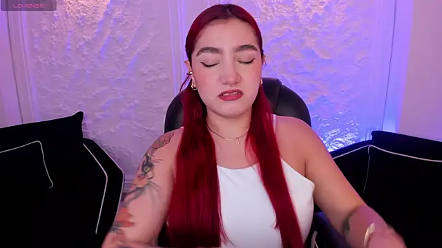 Snapshot of ViolettCastel chatting on 10-17-25, 07:04 ViolettCastel online show from 10-17-25, 07:04