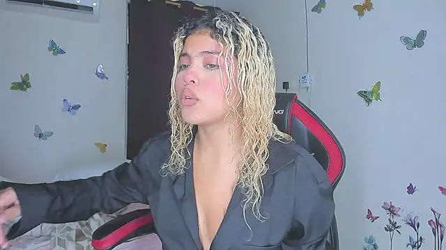 sofiacastillo01 online show from 11-24-25, 01:11