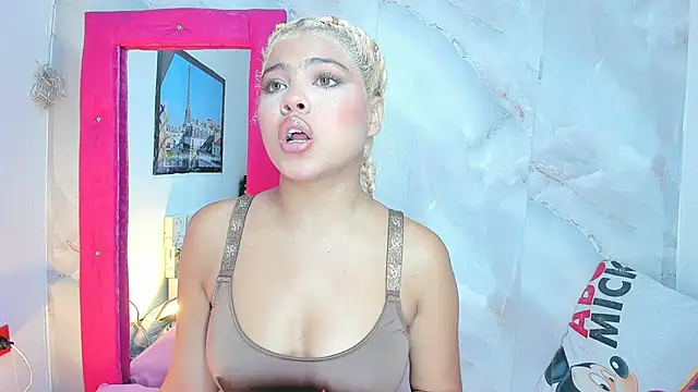Snapshot of sofiacastillo01 chatting on 06-25-26, 01:27 sofiacastillo01 online show from 06-25-26, 01:27