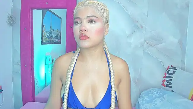 Snapshot of sofiacastillo01 chatting on 06-19-26, 01:28 sofiacastillo01 online show from 06-19-26, 01:28
