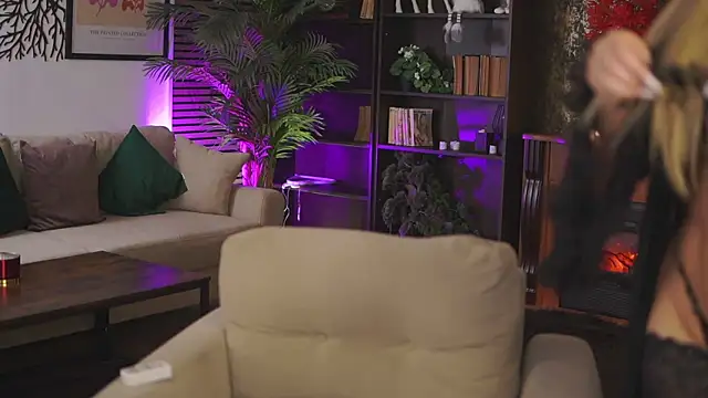 EvaSunderland online show from 10-25-25, 03:34