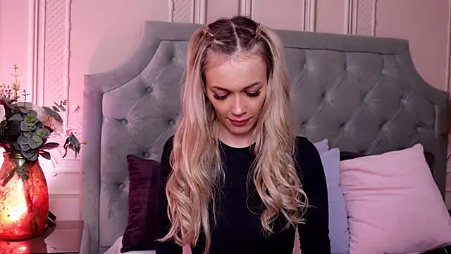 LucyAddison online show from 03-05-25, 10:33
