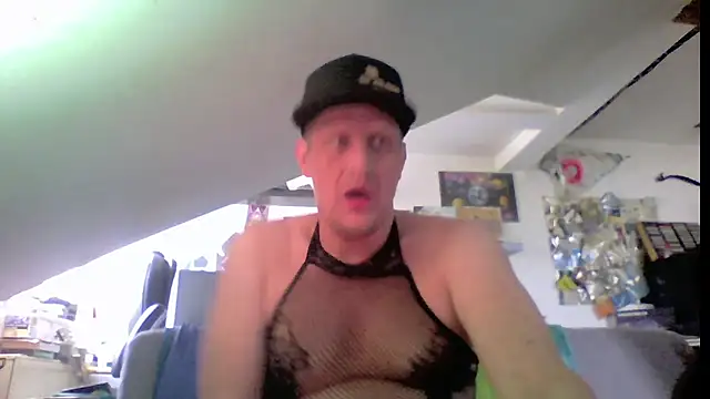 Snapshot of Bigthroaterboy chatting on 06-15-26, 09:31 Bigthroaterboy online show from 06-15-26, 09:31