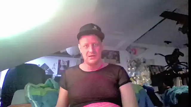 Snapshot of Bigthroaterboy chatting on 06-01-26, 06:40 Bigthroaterboy online show from 06-01-26, 06:40
