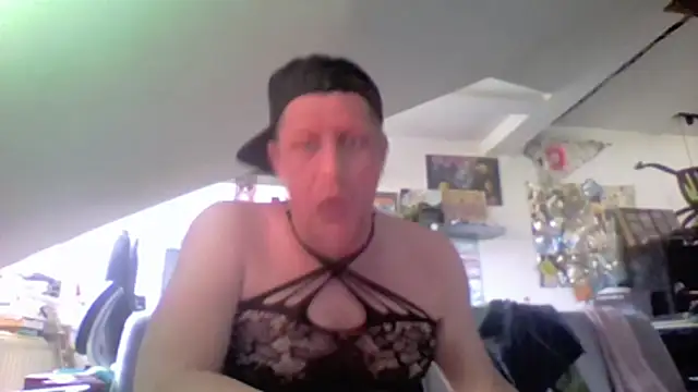 Snapshot of Bigthroaterboy chatting on 06-17-26, 06:13 Bigthroaterboy online show from 06-17-26, 06:13
