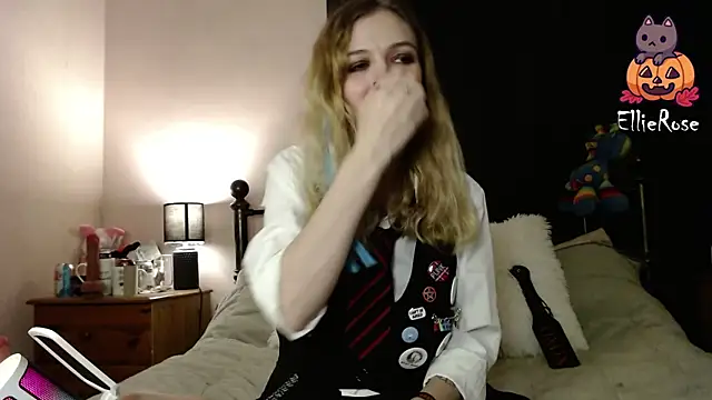 Snapshot of EllieeRose chatting on 10-11-25, 11:39 EllieeRose online show from 10-11-25, 11:39