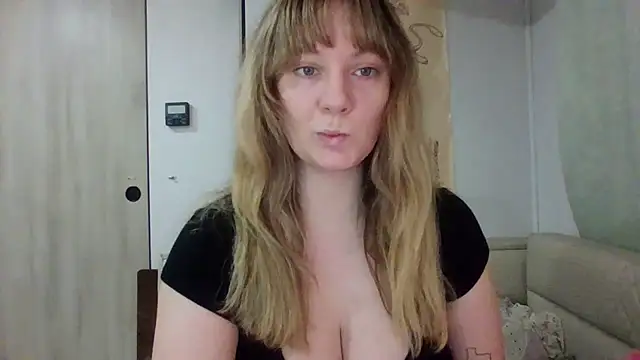 Snapshot of emerieskye20 chatting on 12-14-25, 04:45 emerieskye20 online show from 12-14-25, 04:45