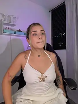 Snapshot of JoselinFlower_ chatting on 05-18-26, 11:42 JoselinFlower online show from 05-18-26, 11:42