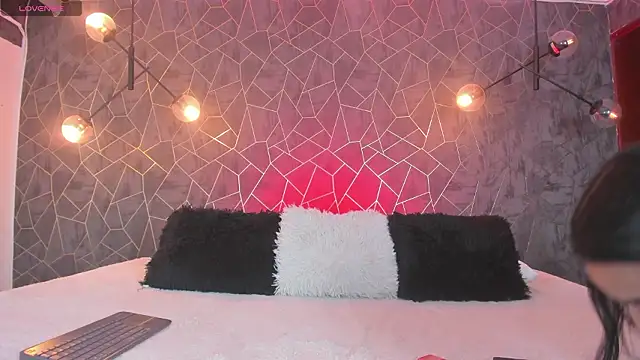 Snapshot of leigh-angels chatting on 02-26-26, 07:47 leigh-angels online show from 02-26-26, 07:47