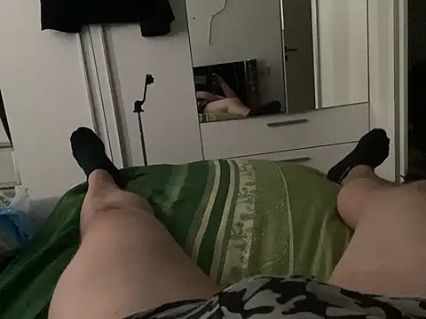 Snapshot of Snake201983 chatting on 07-14-26, 03:51 Snake201983 online show from 07-14-26, 03:51