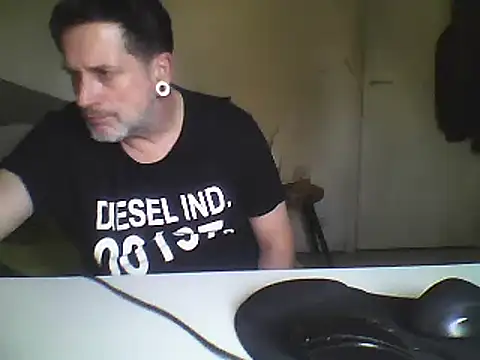 Snapshot of oopsxx chatting on 02-18-25, 11:22 oopsxx online show from 02-18-25, 11:22