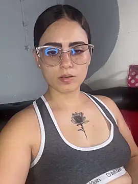 Snapshot of Azuna25 chatting on 05-14-26, 08:06 Azuna25 online show from 05-14-26, 08:06