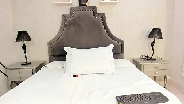 LaurenSnow online show from 11-13-25, 03:49