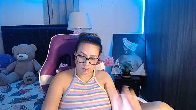 Snapshot of esmeraldaa230 chatting on 06-11-26, 12:32 esmeraldaa230 online show from 06-11-26, 12:32