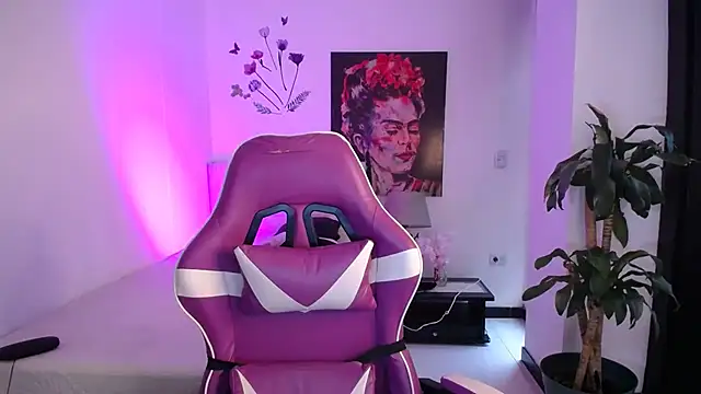 esmeraldaa230 online show from 04-13-26, 06:34