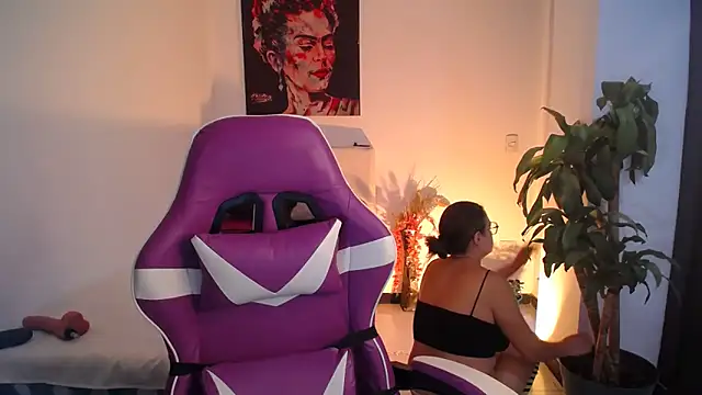 esmeraldaa230 online show from 10-28-25, 08:19