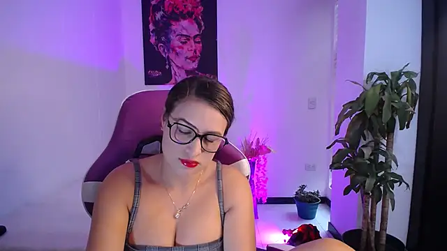 esmeraldaa230 online show from 11-11-25, 08:25