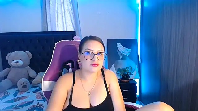 Snapshot of esmeraldaa230 chatting on 06-03-26, 07:07 esmeraldaa230 online show from 06-03-26, 07:07